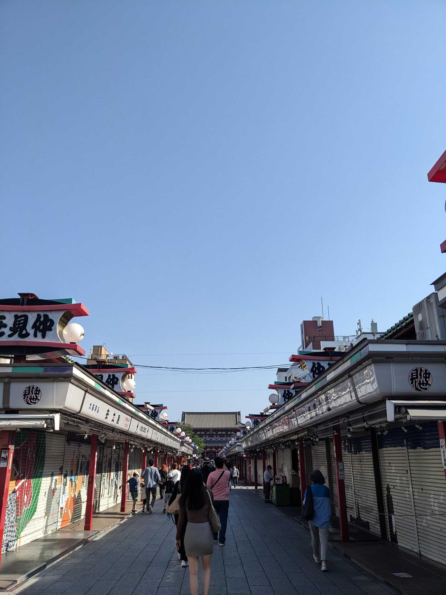 Kaminarimon in the distance